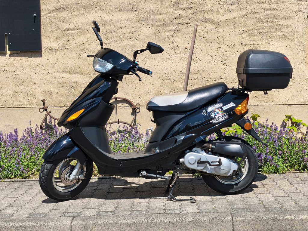 Gebrauchter Benzhou CityStar 50 ccm Roller in Schwarz mit Topcase zum Verkauf bei BaxiMoto Motorradhandel in Kitzscher.